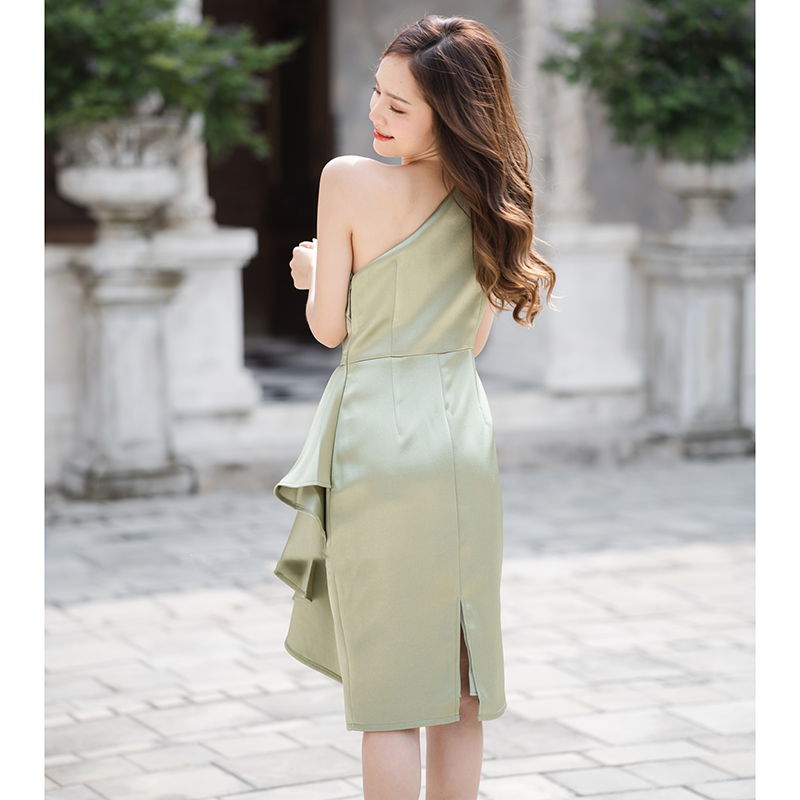kudapy เดรสสั้นสีเขียว เป็นแบบไหล่เดียวจับจีบที่ไหล่ ช่วงกระโปรงแต่งผ้าเป็นเลเยอร์ด้านข้าง ทรงกระโปรงแบบ pencil ใส่แล้วดูเพรียว