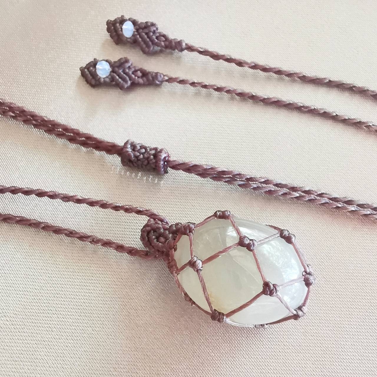 สร้อยคอเชือกถักจี้หินมูนสโตน Moonstone