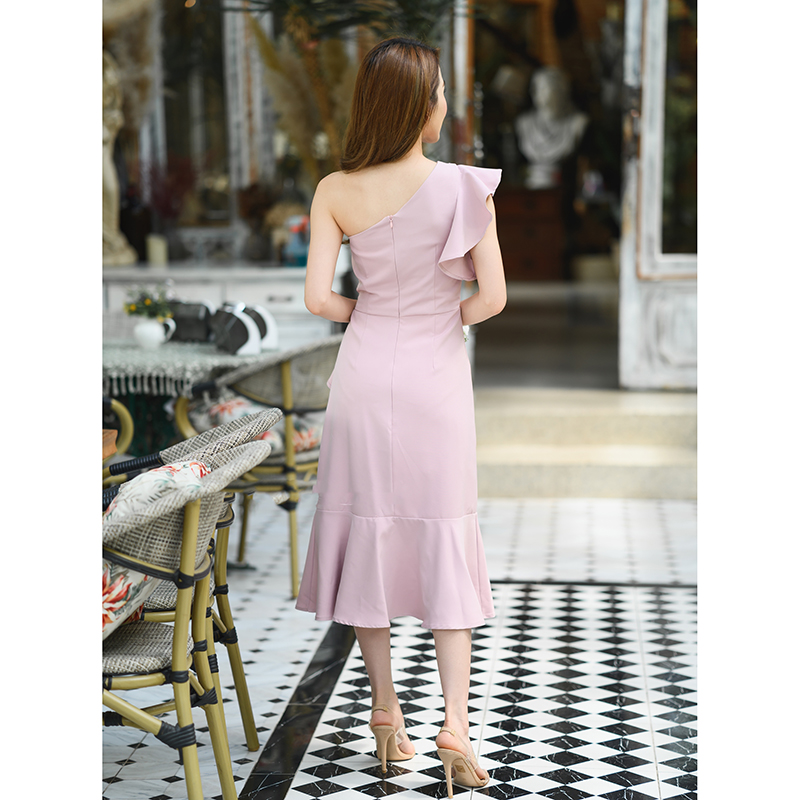 kudapy เดรสสั้นสีชมพู/สีกรม/สีฟ้าเทา/สีครีม ออกงาน ดีไซน์ปังๆ เป็นเปิดไหล่ 1 ข้างอีกข้างเป็นระบาย จับจีบช่วงเอว แต่งระบายลงมาช่วงกระโปรง