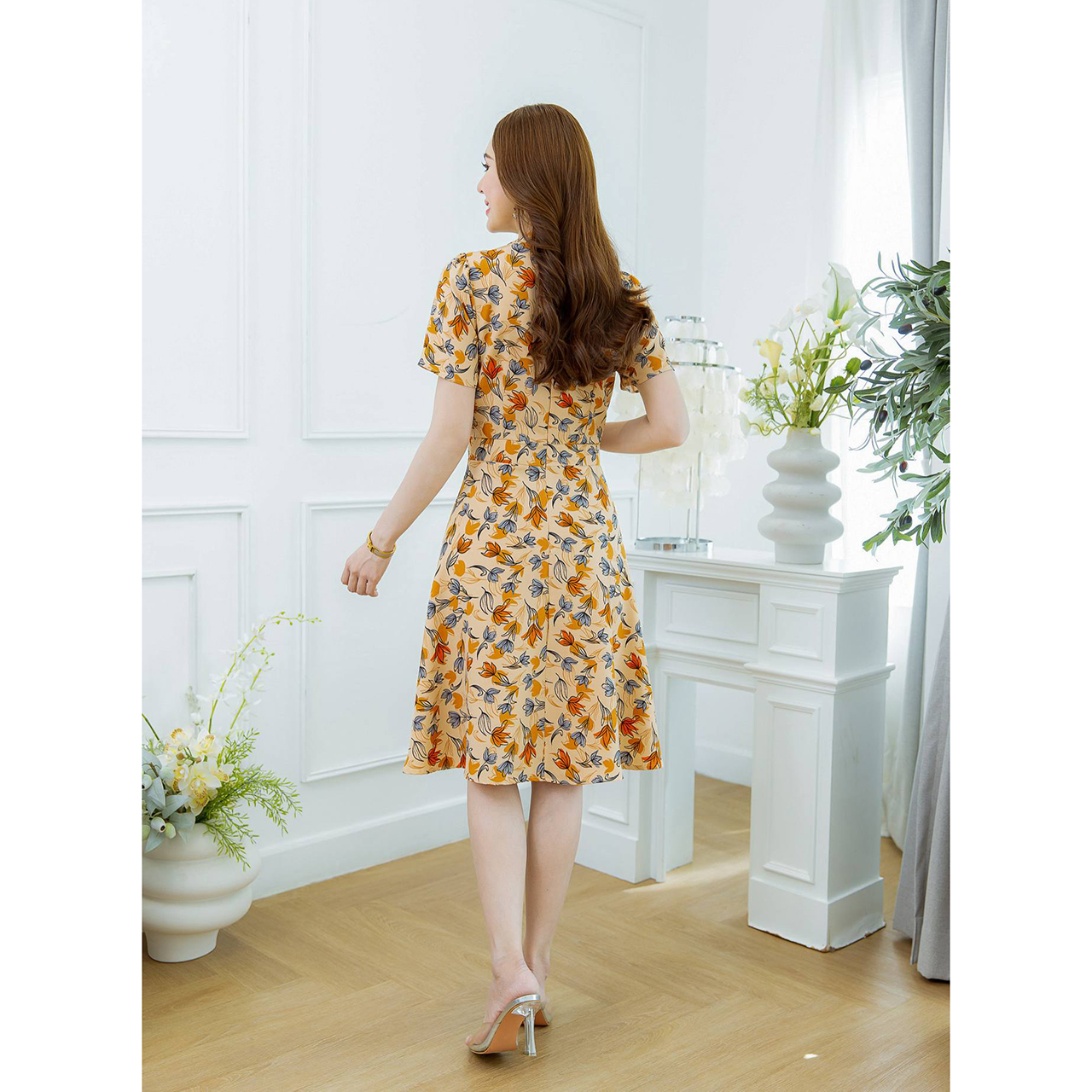 kudapy เดรสสั้นสีชมพูโอรส/สีชานม ชีลายดอก ผ้าคล้ายไหมอิตาลี่ ช่วงคอสูง เย็บจับจีบช่วงคอและเอวดูมีเลเยอร์