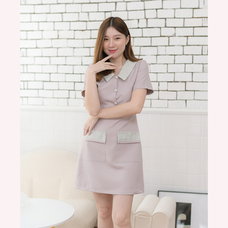 kudapy เดรสสั้นสีเทาฟ้า/สีครีมเข้ม/สีดำ/สีชมพูอ่อน คอปกแขนสั้น แต่งปกและฝากระเป๋าด้วยผ้าชาแนลโทนสีแมทช์กับชุด