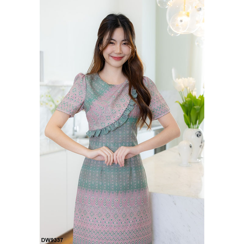 kudapy เดรสสั้นสีเขียว/สีชมพู/สีฟ้า ลายไทยแต่งระบายคาดอก