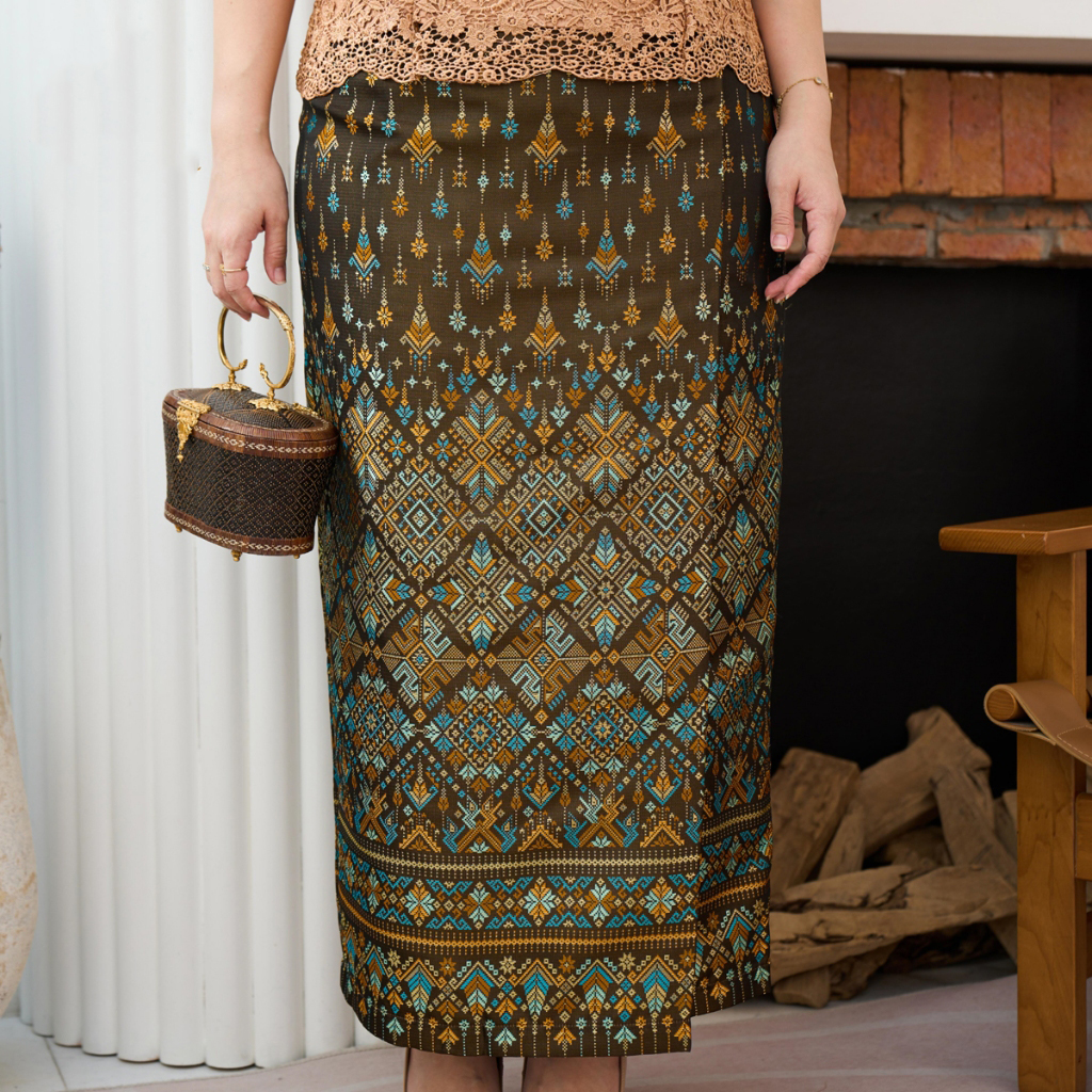 kudapy ชุดเซตออกงาน เสื้อผ้าลูกไม้สีเหลืองทอง ทรงกลมสูง + ผ้าถุงทอลายกาฬสินธุ์