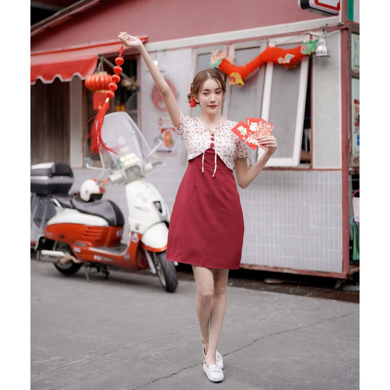kudapy เดรสสั้นสีแดง ท่อนบนลายดอกแต่งโบว์ระบาย