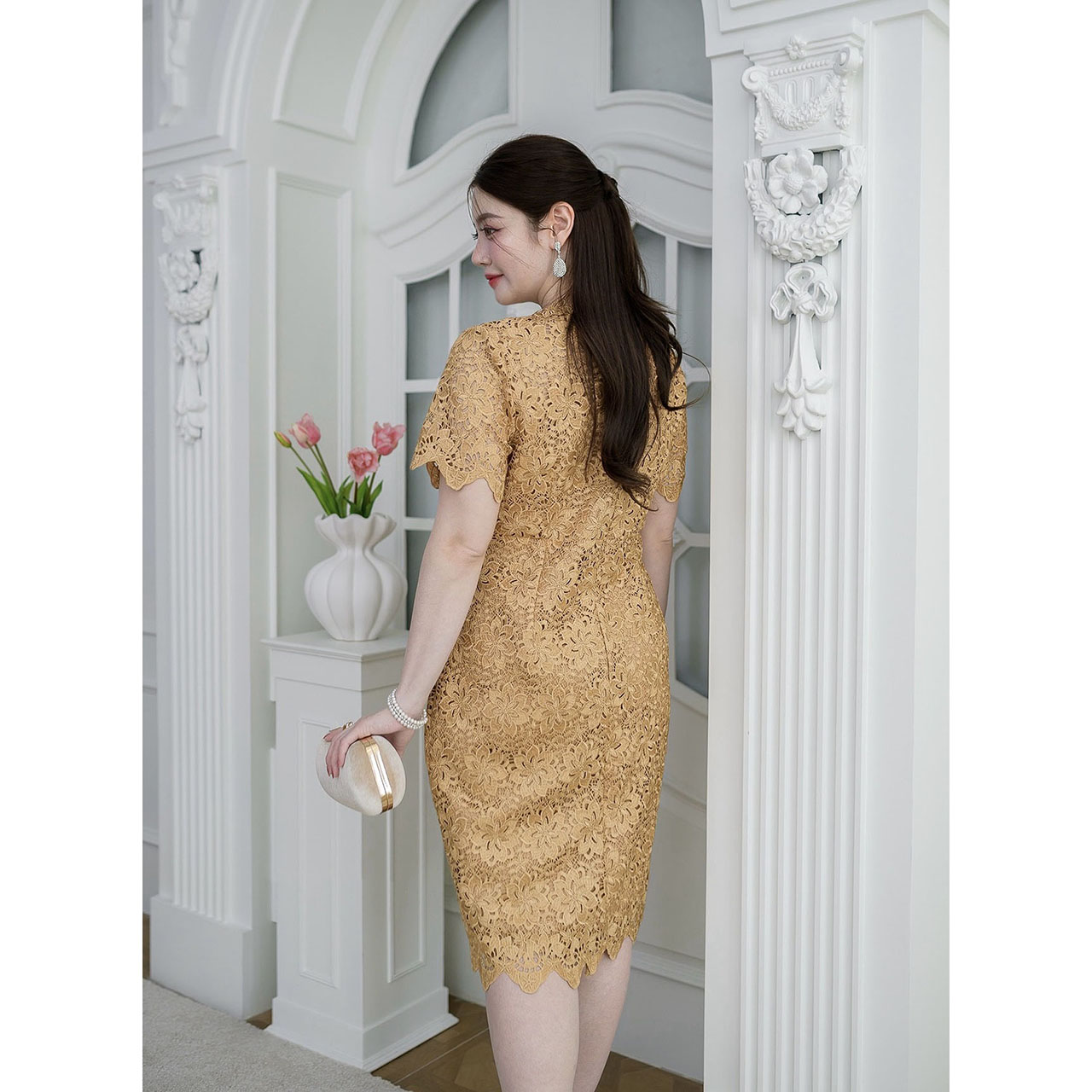 kudapy เดรสสั้นสีชมพูกะปิ/สีทอง ลูกไม้คอดอกไม้พรีเมี่ยม ลายดอกไม้สวยเต็มดอกดูหรูหรา ผ้าเงาดอกแน่นเรียงตัวสวย