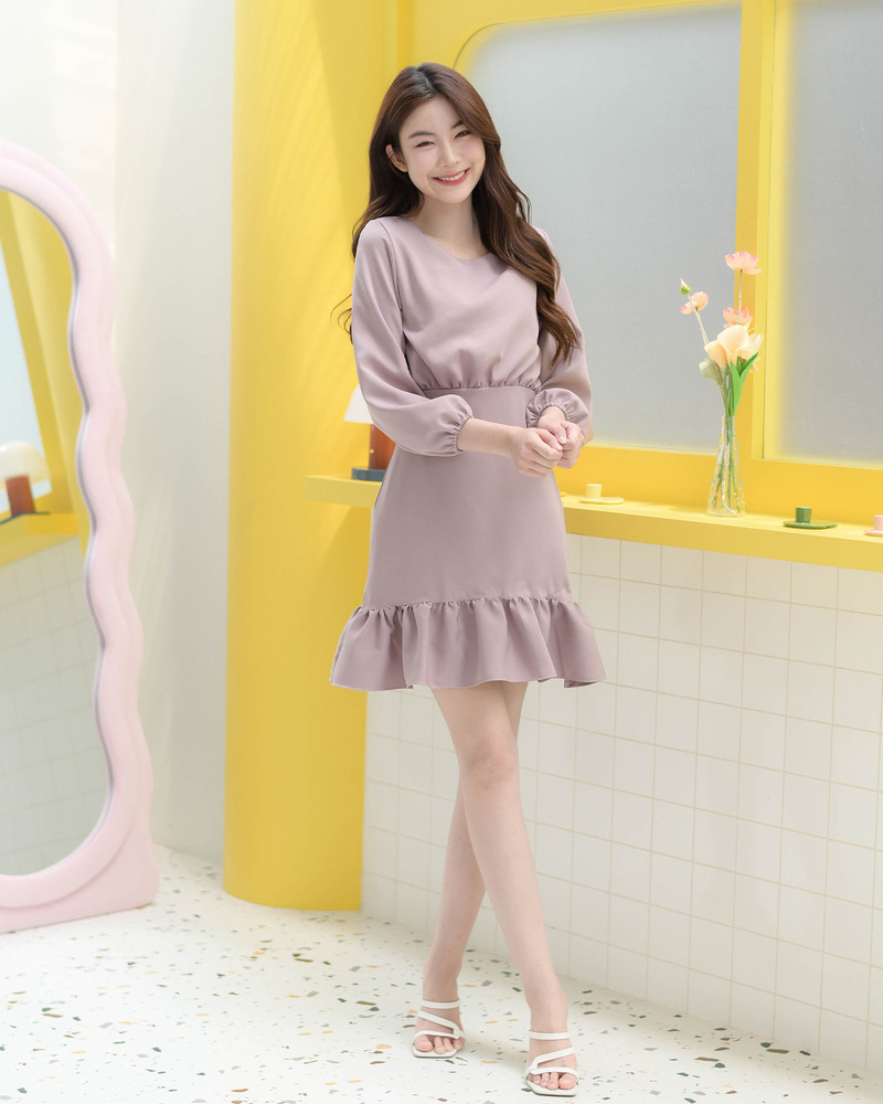 kudapy เดรสแขนยาวคอกลม จั๊มที่ปลายแขนเบาๆ รูดเอวเพิ่มเลเยอร์เก๋ๆ แต่งระบายชายพลิ้ว ผ้าใส่สบาย