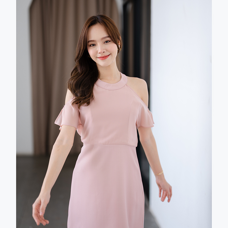 kudapy เดรสสั้นสีครีม/สีชมพู เป็นสีพื้นทรงเหมือนเสื้อกล้ามแต่แต่งด้วยผ้าชีฟองคลุมช่วงแขน