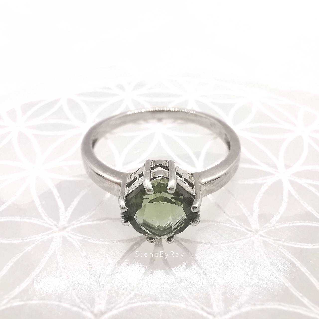แหวนเงินสะเก็ดดาวโมดาไวต์(Moldavite)