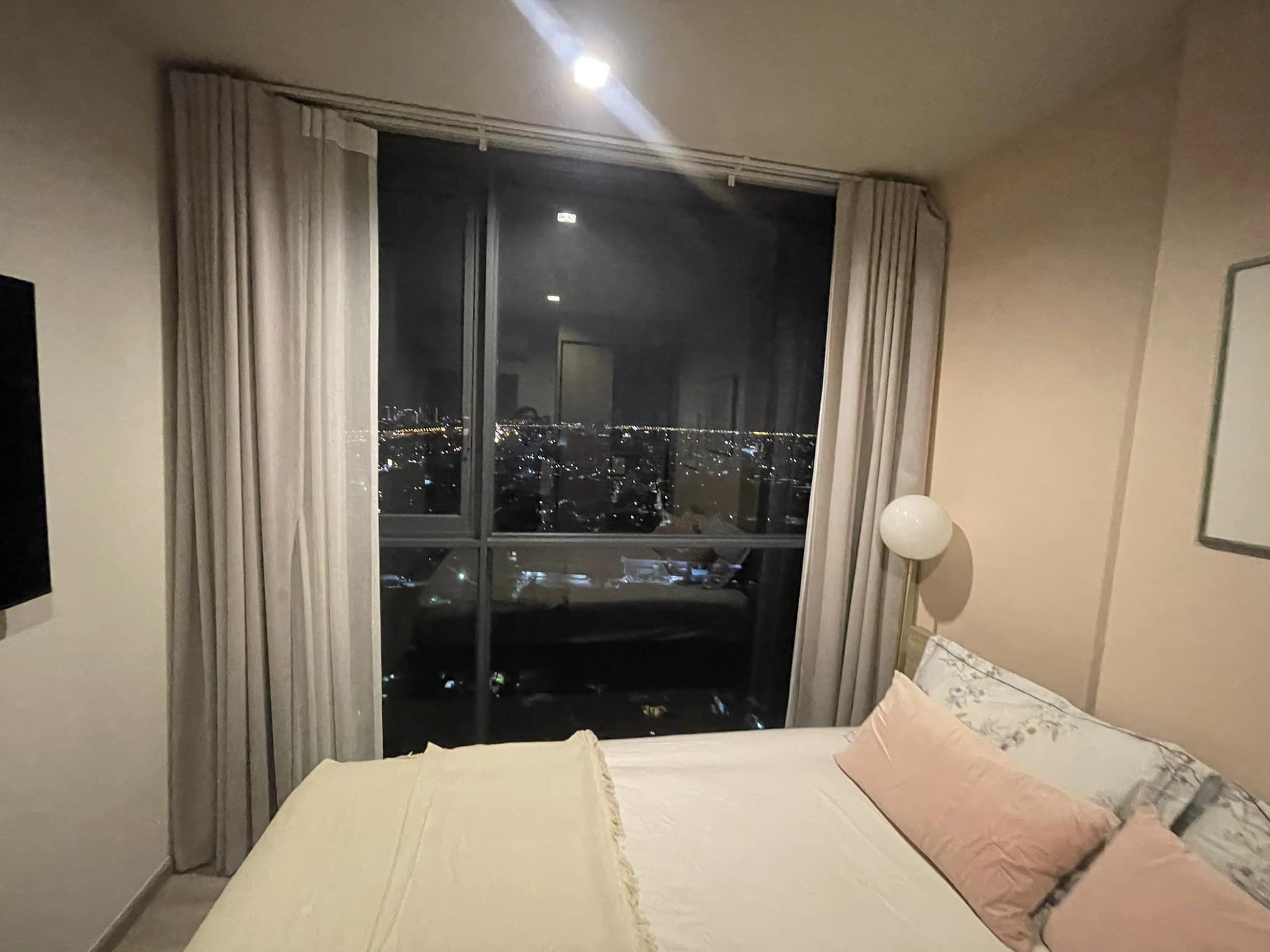 ให้เช่าคอนโด THE LINE Wongsawang (เดอะ ไลน์ วงศ์สว่าง) - 1ห้องนอน 1ห้องครัว ชั้นสูงวิวโล่ง มีเครื่องซักผ้า - การเดินทาง: เพียง 200 เมตรจาก MRT วงศ์สว่าง