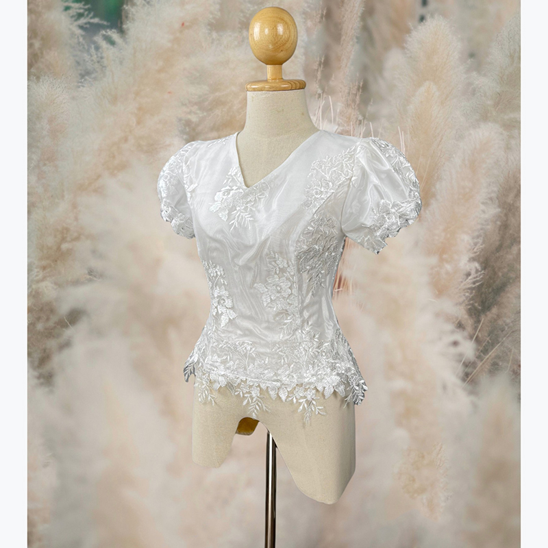 kudapy เสื้อลูกไม้สีขาว คอวี แขนตุ๊กตา น่ารักมากๆ ซับในผ้าไหม