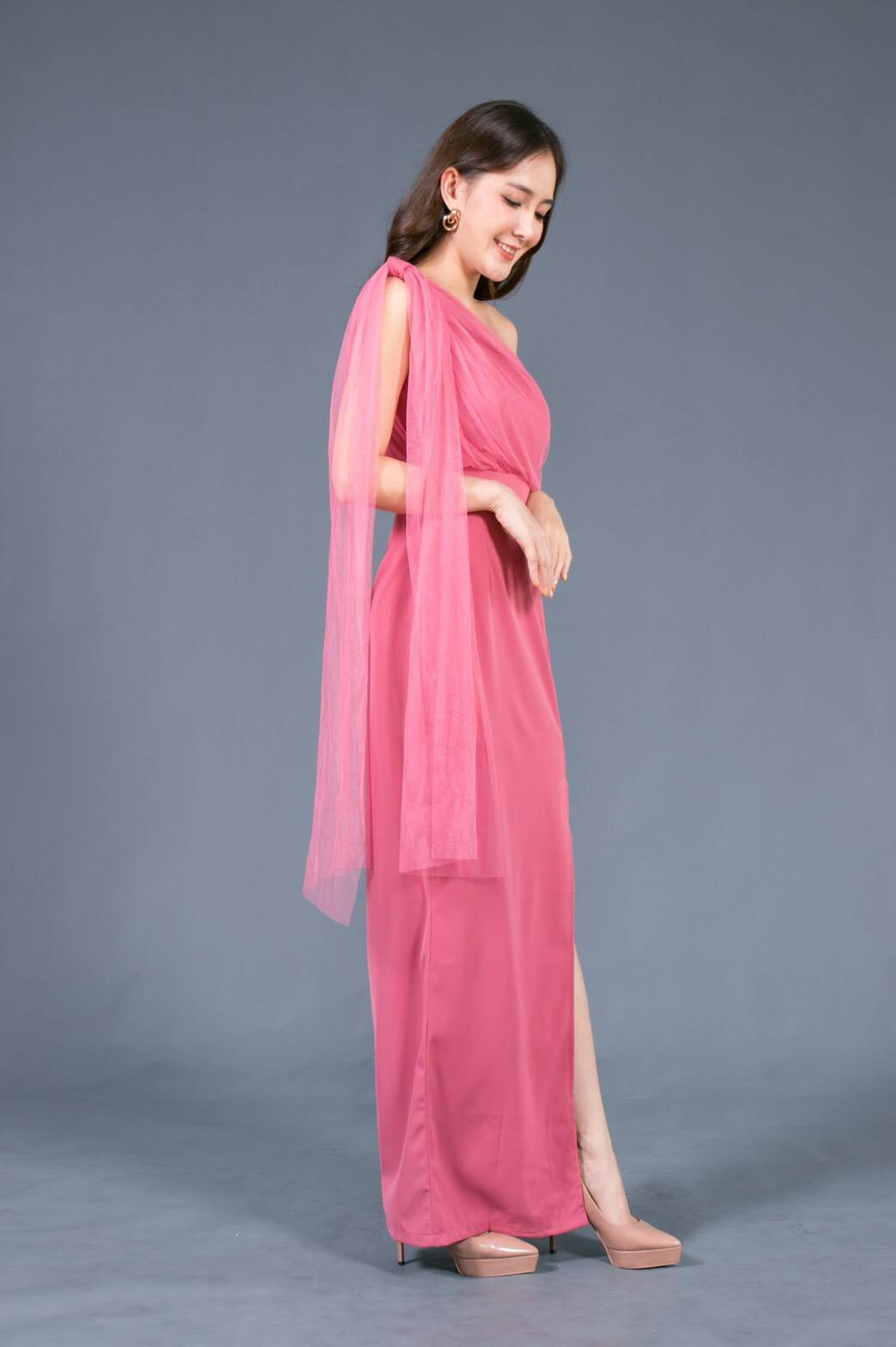 kudapy ชุดราตรียาวสายเดี่ยวแต่งโบว์สีชมพูสด กระโปรงทรงเอ ตีเกร็ดเอว ใส่แล้วเอวคอด พรางแขน พรางสะโพก มากค่ะ