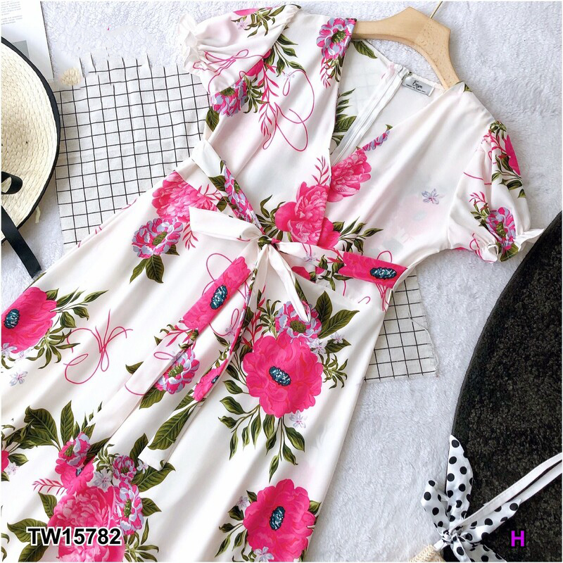 kudapy Maxi Dress แม็กซี่เดรส สีชมพู ฟ้า เหลือง จำนวนคอวีแขนตุ๊กตา ผ้าไหมอิตาลี่ พิมลายดอกไม้ ชายเดรสแต่งระบาย