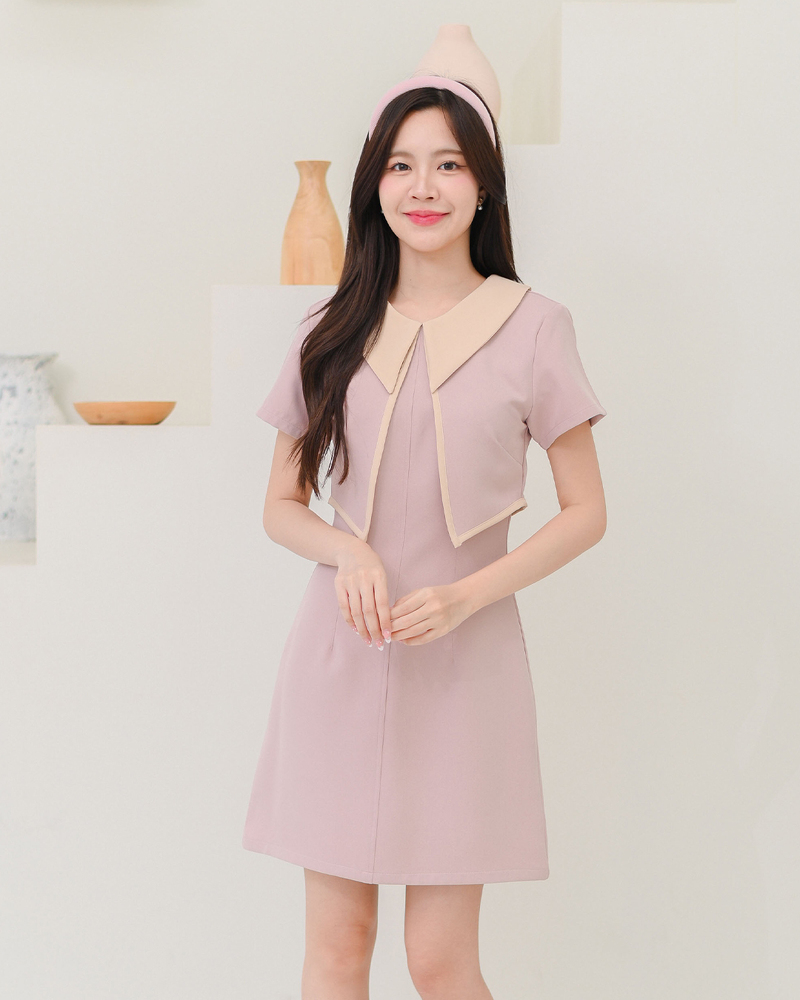 kudapy เดรสแขนสั้น เล่นสีคอปกและกุ๊นขอบ ดีไซน์เหมือนใส่เสื้อกั๊ก แพทเทิร์นสวยเข้าเอว ตัดต่อคิ้วกลางลำตัวจับเกล็ดเข้ารูป