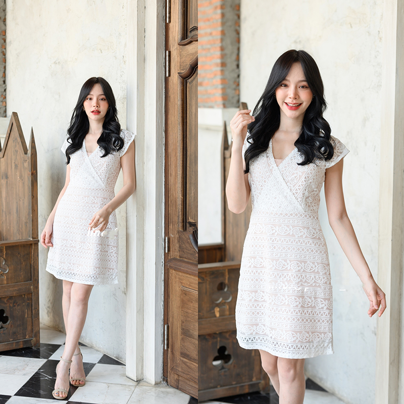 kudapy เดรสสั้นสีชมพู/สีขาว ลูกไม้ดีไซน์เก๋ ช่วงคอเป็นคอวี ต่อด้วยกระโปรงทรงเอ ใช้เทคนิคการวางลายผ้าสลับกันช่วงเสื้อและกระโปรงทำให้ดูมีมิติ