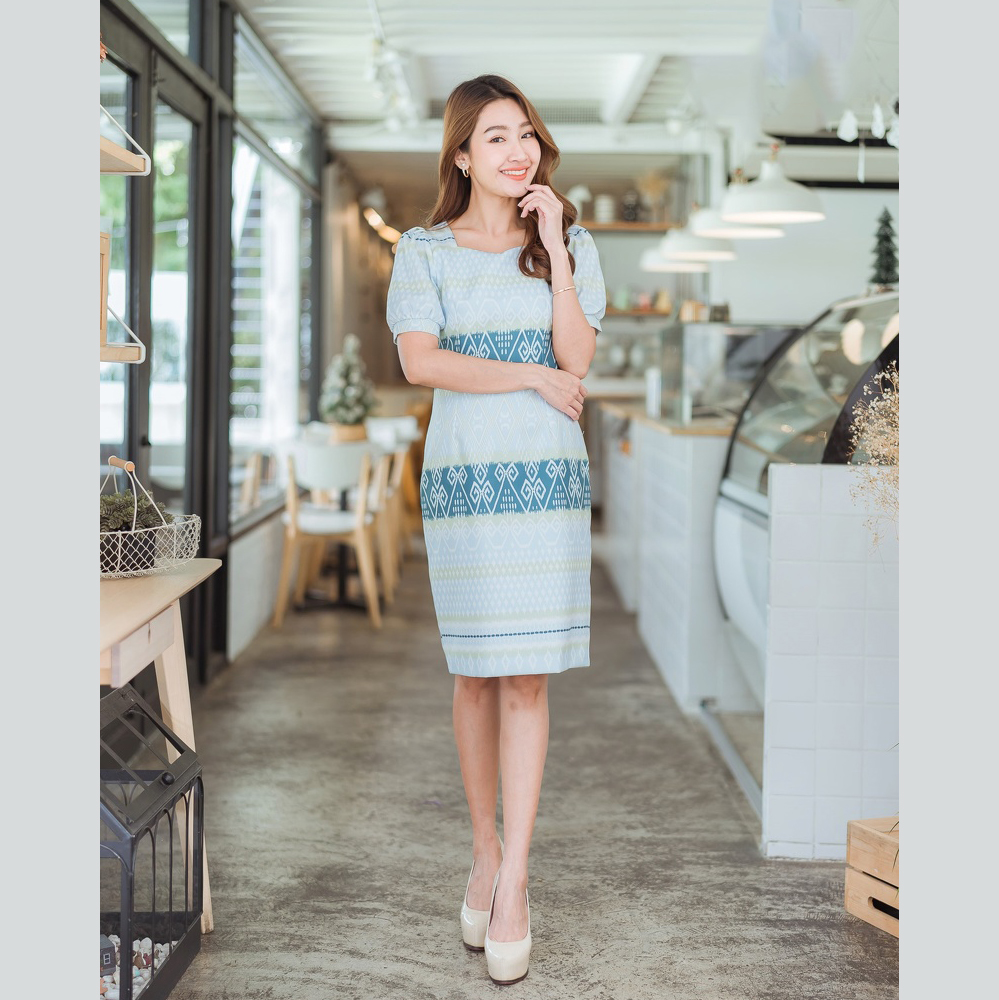 kudapy เดรสสั้นผ้าไทย เดรสคอเหลี่ยมสีฟ้า แขนสั้น ทรงเอเก็บเอวเข้ารูปทรงสวย