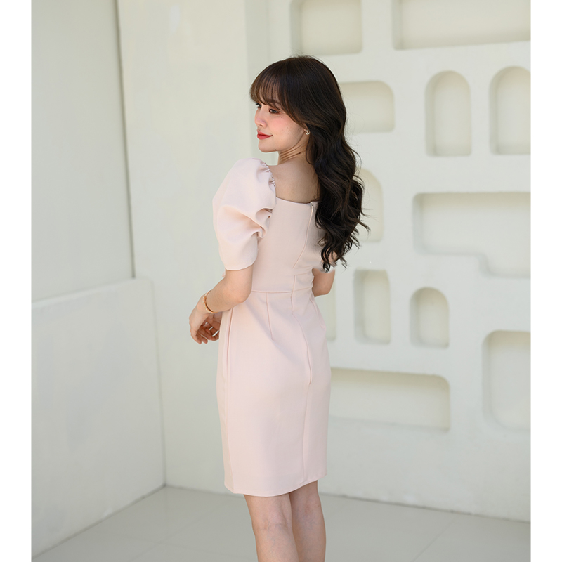 kudapy เดรสสั้นสีสีครีม/สีโอวัลติน คัตติ้งเริ่ดๆ ช่วงอกจับเดรปป้ายกันสวยมาก ตัวนี้ทำมาเป็นแบบมีแขนจับยกไหล่นิดๆ