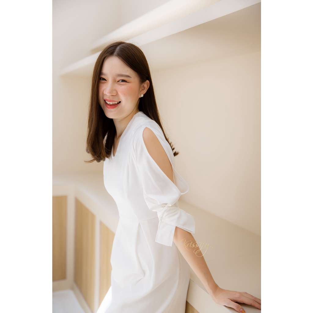 kudapy เดรสสั้นคอวีสีฟ้า ดีเทลแขนผ่า แขนแต่งโบว์ปลายแขน กระโปรงทรง skater ซิปหลัง ซับในทั้งตัว ผ้าดีสุดๆ