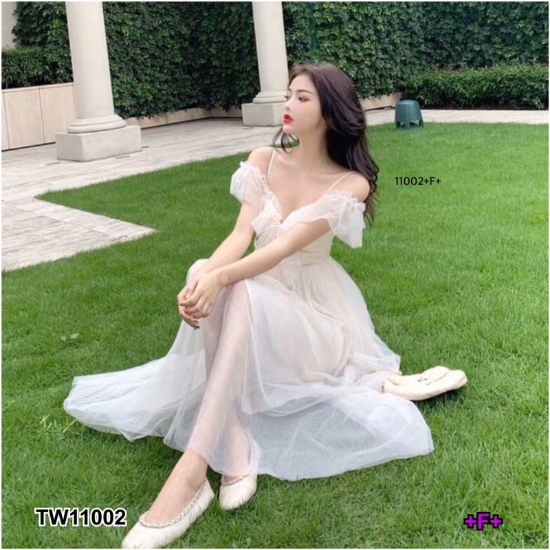 kudapy เดรสสายเดี่ยวสีขาว เว้าไหล่ผ้าตาข่ายระบาย สานอก มีซับใน งานเดรสพริ้วๆใส่สบาย มีซิปหลัง