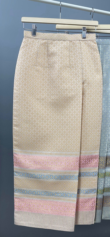 kudapy ผ้าถุงสำเร็จรูป ผ้าถุงทอลายสีทอง/สีเทา/สีน้ำเงินกรมท่า เกรดพรีเมี่ยมอัดกาว ซิปหลัง เย็บแบบ ทบผ้า ไม่เห็นหน้าขา