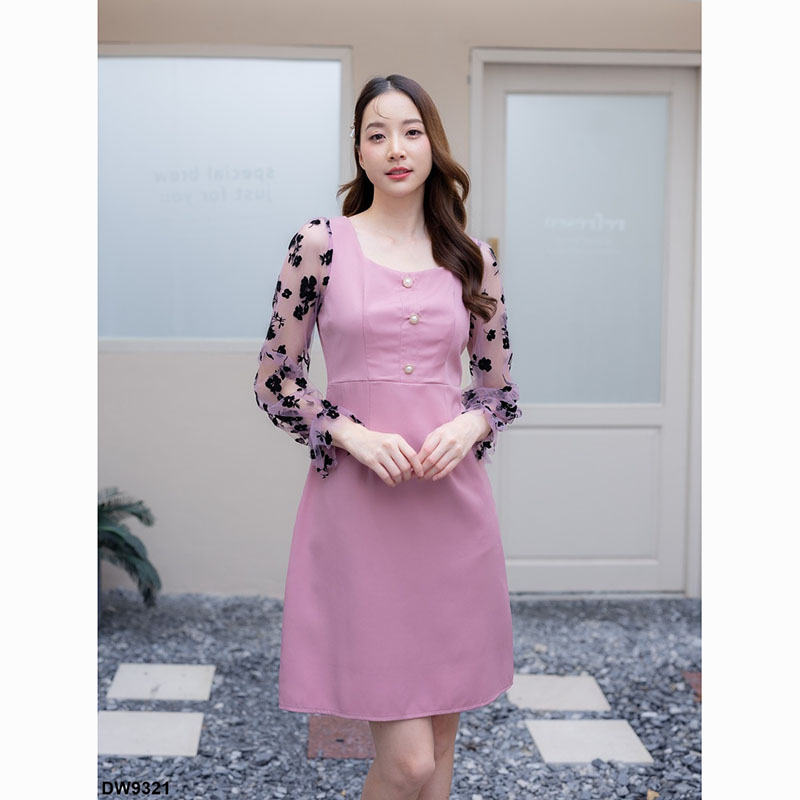 kudapy เดรสสั้นสีชมพู/สีน้ำตาล/สีดำ ทรงสวย เข้ารูป แขนผ้าชีฟองโปร่งลายดอกไม้ กิมมิคแต่งกระดุม งานซิปหลัง