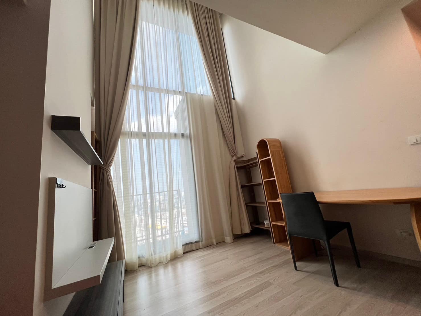 ให้เช่าคอนโด Centric Huai Khwang Station (เซ็นทริค ห้วยขวาง สเตชั่น) - Duplex2ชั้น 3ห้องนอน3ห้องน้ำจอดรถได้2คันห้องใหญ่ - การเดินทาง: ใกล้ MRTห้วยขวาง เพียง 120m