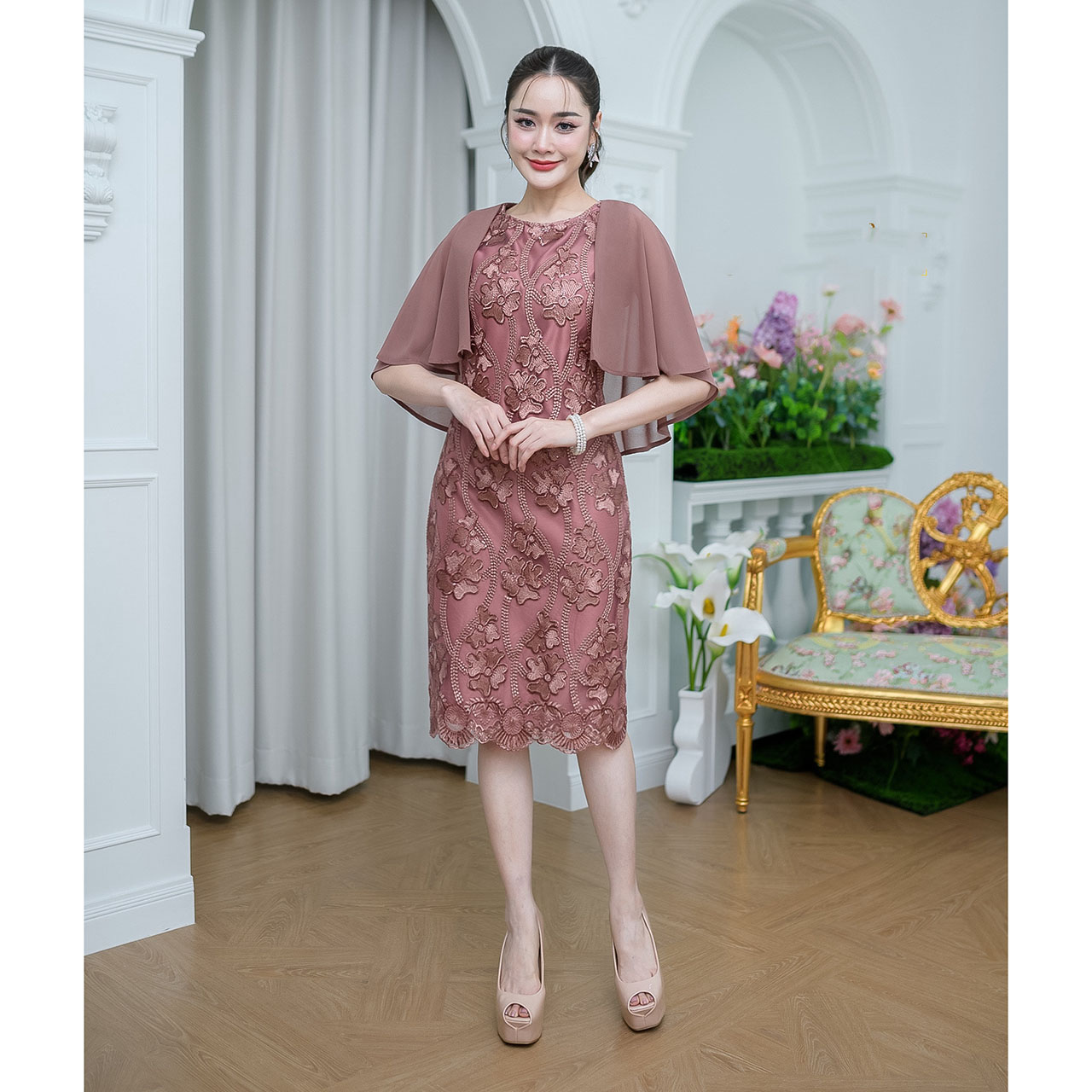 kudapy เดรสสั้น ผ้าลูกไม้ปักเงา ดีไซน์คลุมไหล่สวยหรู ตัวเนื้อผ้าลูกไม้รุ่นนี้ปักลายดอกไม้