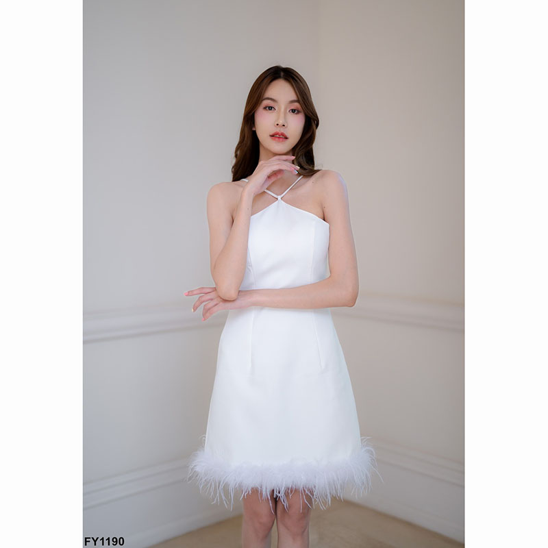 kudapy มินิชุดเดรสสั้นสีชมพู/สีขาว ออกงานเว้าไหล่ แต่งปลายขนนก ผูกเชือกข้างหลัง