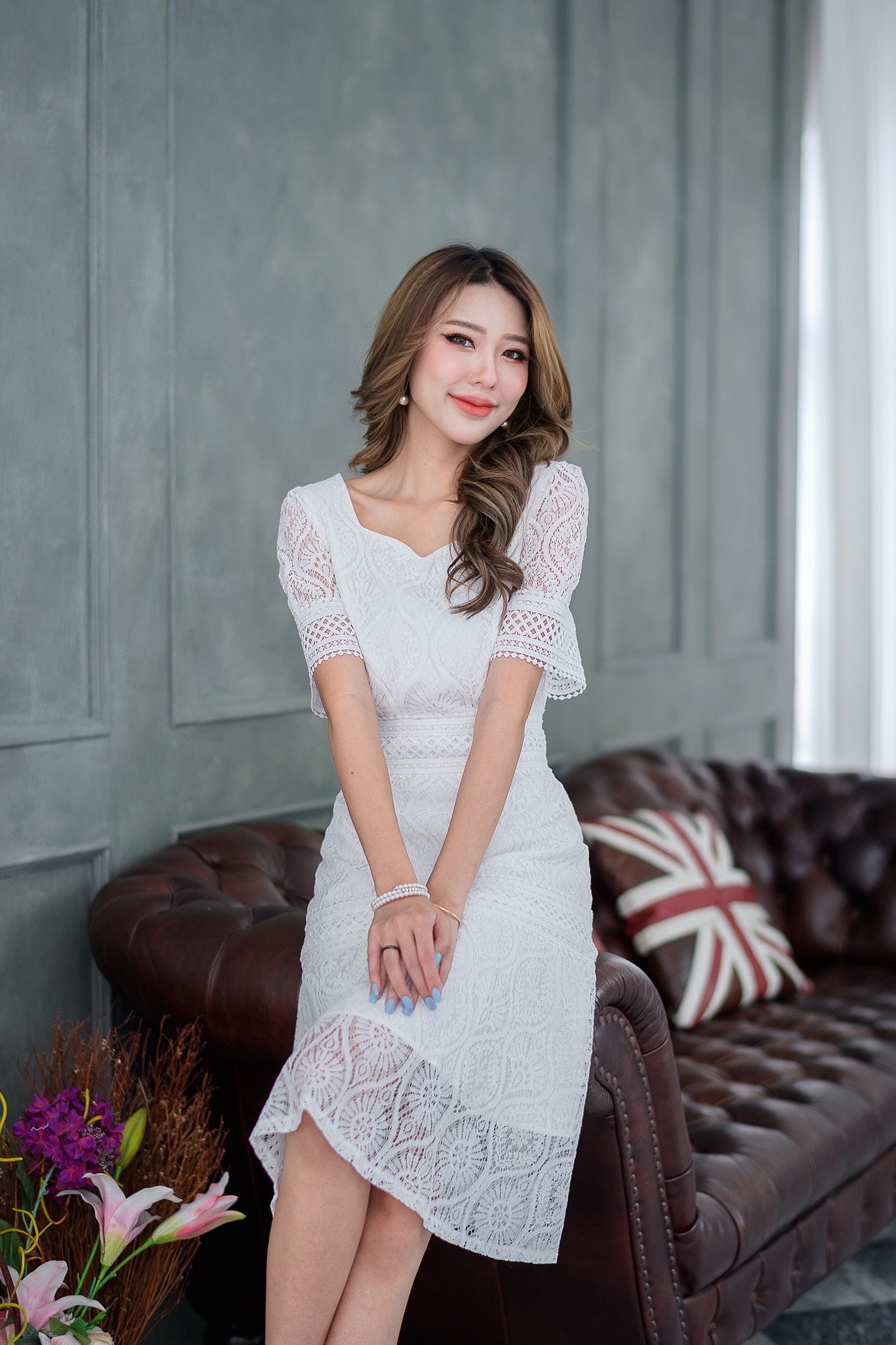 kudapy เดรสสั้นสีชมพู/สีดำ/สีแดง/สีม่วง/สีขาว เดรสผ้าลูกไม้ผ้าดีเนื้อนิ่ม ลายสวย ดีเทลแต่งลูกไม้คาดช่วงเอว และสะโพก