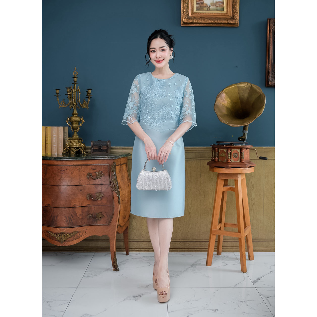 kudapy เดรสสั้น ผ้าไหมช่วงบนดีไซน์เย็บคลุมด้วยลูกไม้ซีทรูปักลายดอกไม้สวยหวาน