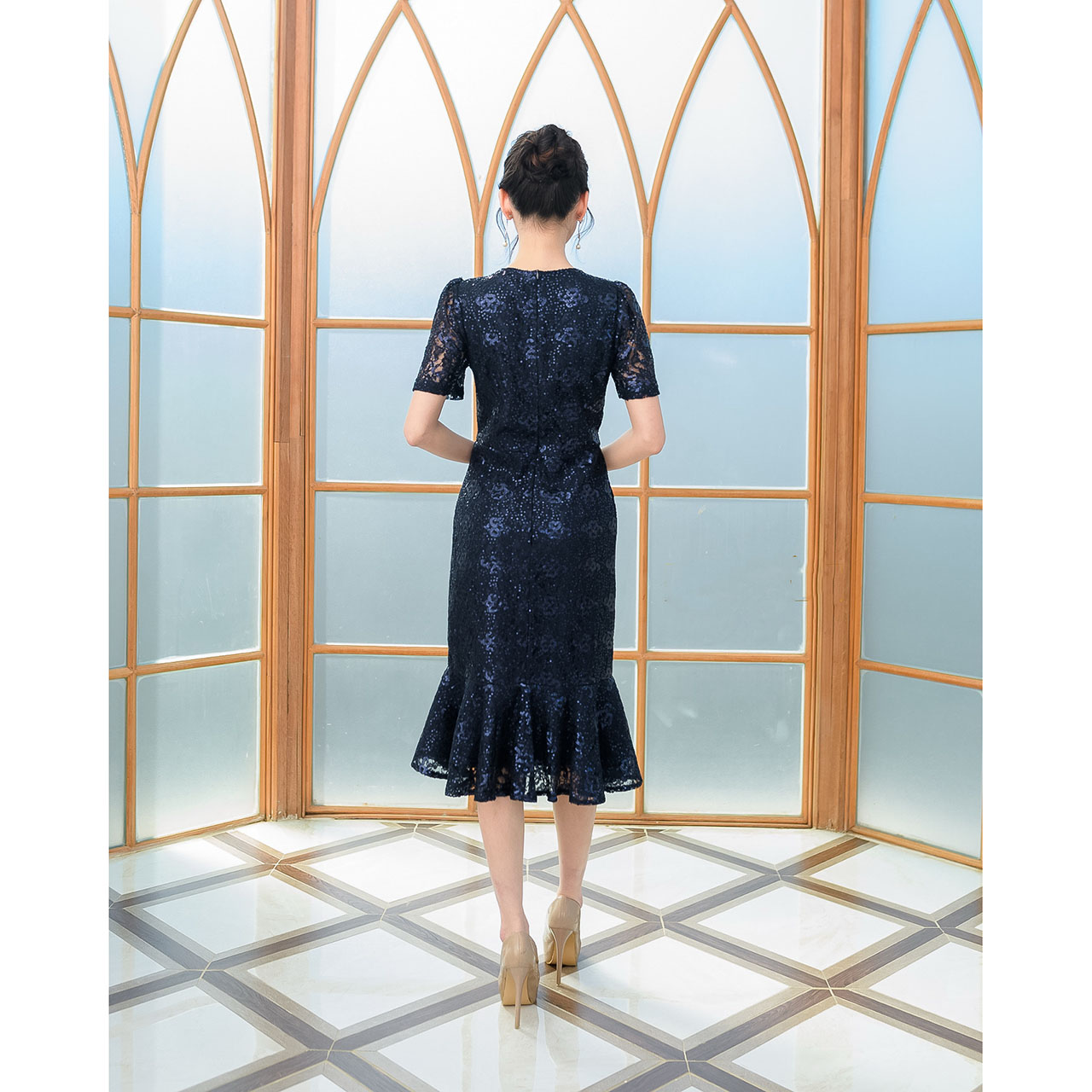 kudapy เดรสสั้นสีแดงไวน์/สีกรม ลูกไม้นิ่มผ้า แต่งด้วยเลื่อมทั้งชุด ดีไซน์ระบายชายเป็นพวงหางปลา