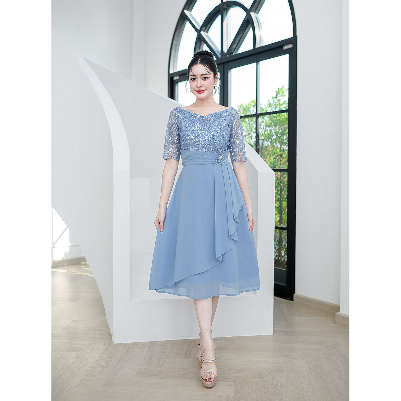 kudapyเดรสลูกไม้ทอผสมดิ้นแต่งเลื่อม งานเดรสออกงานรุ่นสวยหวาน ช่วงกระโปรงเป็นงานผ้าชีฟอง ตีเกร็ดช่วงเอวและแต่งดอกไม้