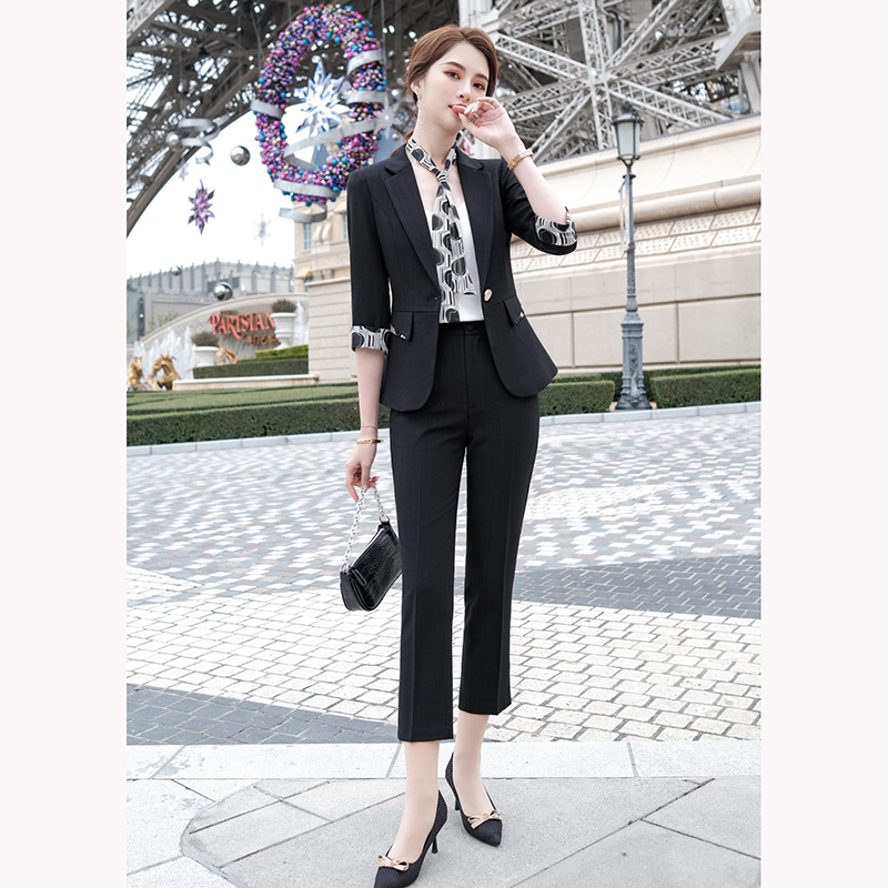 kudapy ชุดสูททำงานผู้หญิงสีดำ/สีเหลือง/สีฟ้า แขนห้าส่วนพร้อมกางเกง จุดเด่นของชุดนี้คือการออกแบบให้กระชับเข้ารูปเป็นแขนห้าส่วนปลายแขนแต่งด้วยลาย