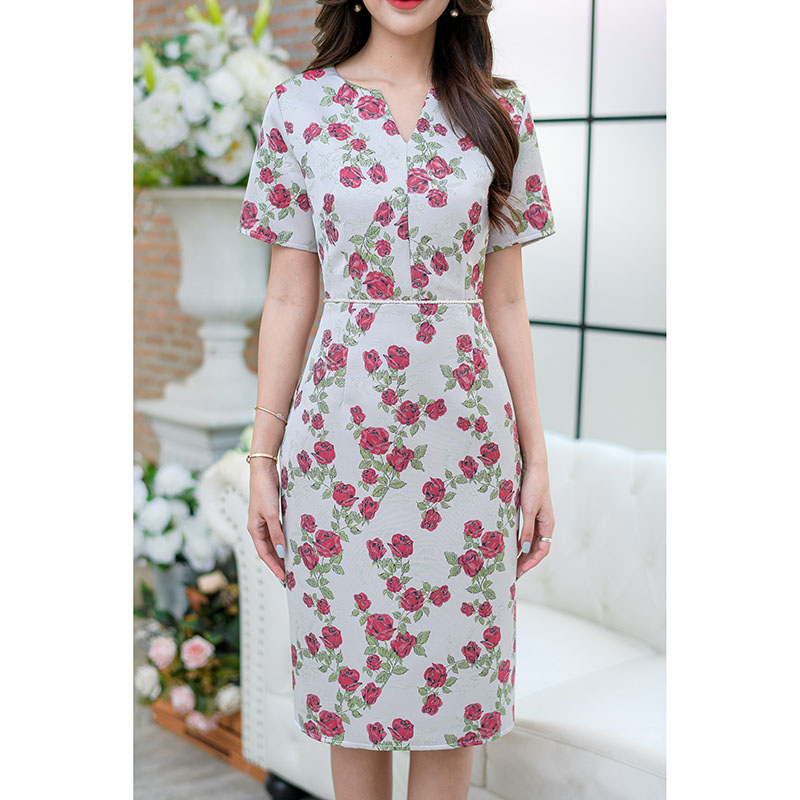 kudapy เดรสสั้นสีโทนแดง/สีโทนกรม ผ้า jacquard ลายกุหลาบต้อนรับวาเลนไทน์ ดีเทลแต่งเอวด้วยลูกปัดสวยๆ มีซับในทั้งชุด ซิปหลัง ทรงฮอตยอดนิยมตลอดกาล