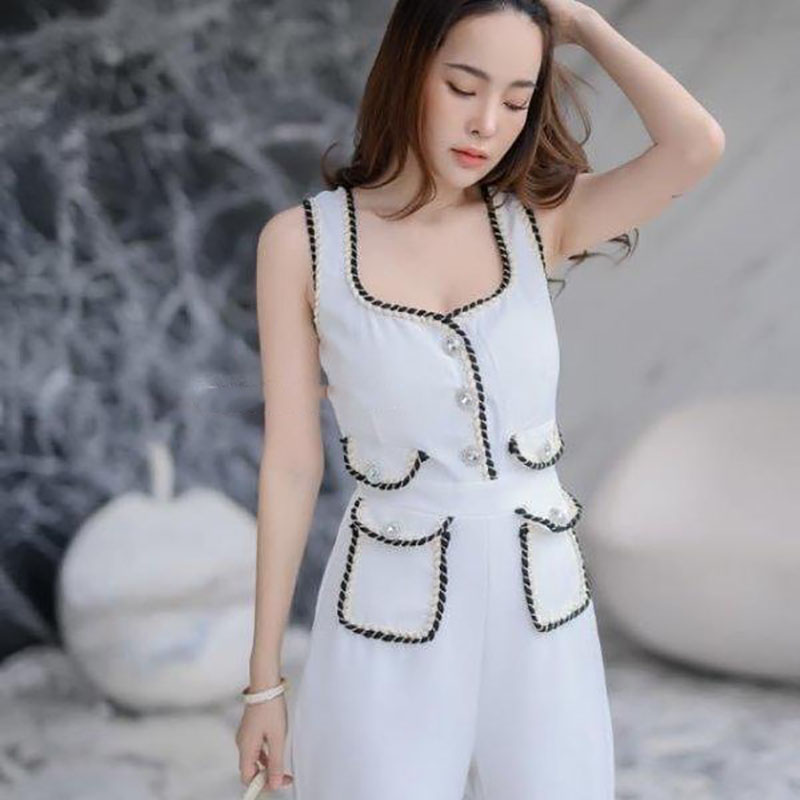 kudapy จั้มสูทสีขาว ปั๋วมาก กระเป๋าปกขอบแต่งลายดีเทลเยอะ กระดุมคริสตัล ผ้าหนามาก