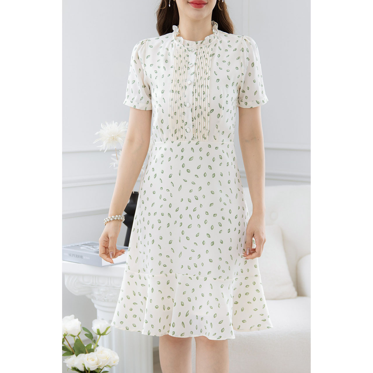 kudapy เดรสลายใบไม้ โทนสีสวยสะอาดตา ช่วงอกเย็บเป็นเกล็ดแนวตั้งระหว่างกระดุม ช่วงคอจับจีบเพิ่มความสวยละมุน