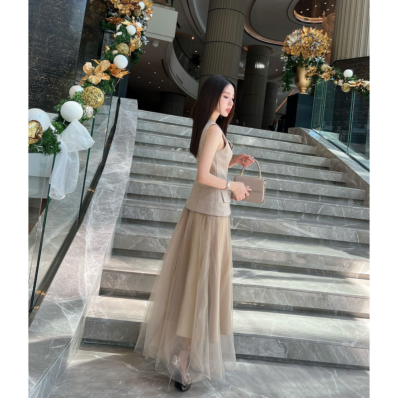 kudapy ชุดเซ็ทเสื้อแขนกุดทรงเข้ารูปแต่งกระดุมจริงสีทอง ตกแต่งกระเป๋าเสื้อให้ดูโดดเด่น(กระเป๋าหลอก)