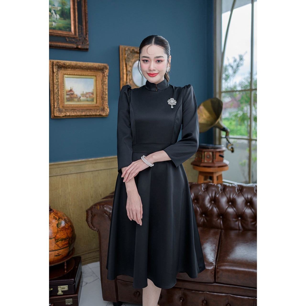 kudapy เดรสสั้นสีดำ/สีทอง ชุดไทยจิตรลดา ทรงแขนห้าส่วน ผ้าอัดกาวให้แล้วทั้งชุด เนื้อผ้านิ่มใส่สบาย เดรสความยาวคลุมเข่าใส่สวยสุภาพ