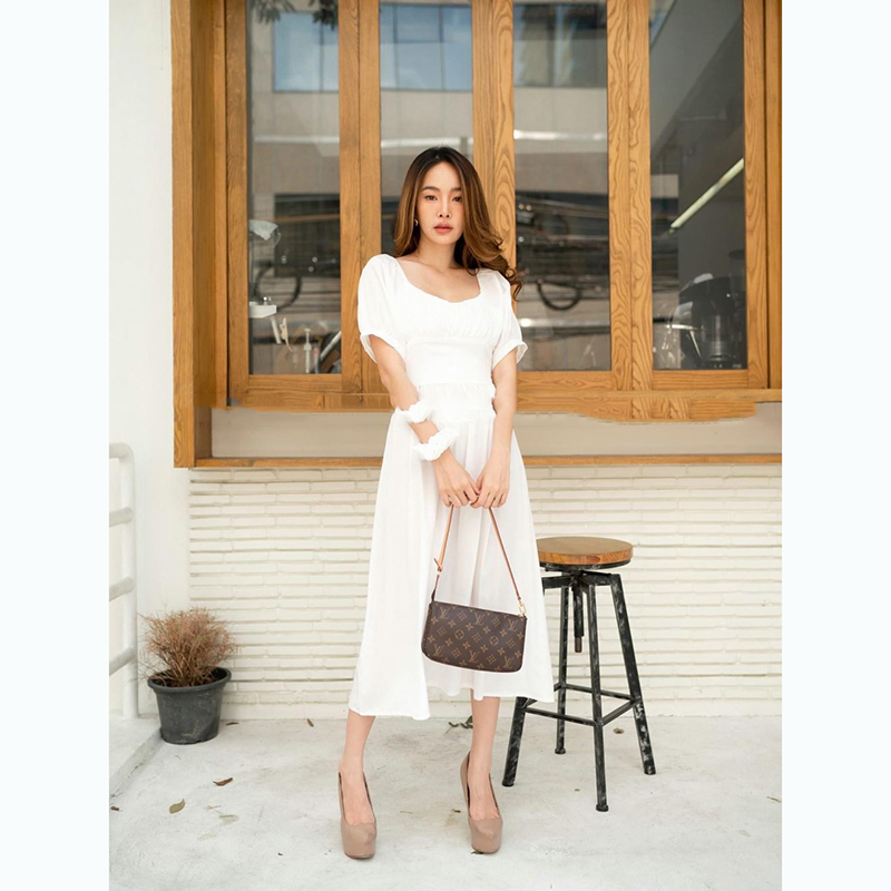 kudapyเดรสยาวสีขาว/เหลือง/ชมพู/ม่วง ทรงน่ารักมากๆเลย จะใส่ปาดไหล่ก็ได้ด้วยค่ะ เอวสม็อค