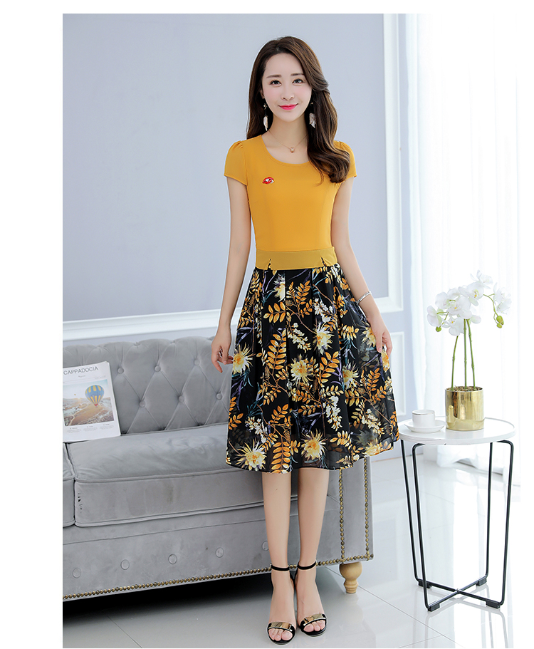 ชุดเดรสสีเหลืองใส่ทำงาน ตัวเสื้อเป็นผ้าชีฟองสีเหลือง 2 ชั้น