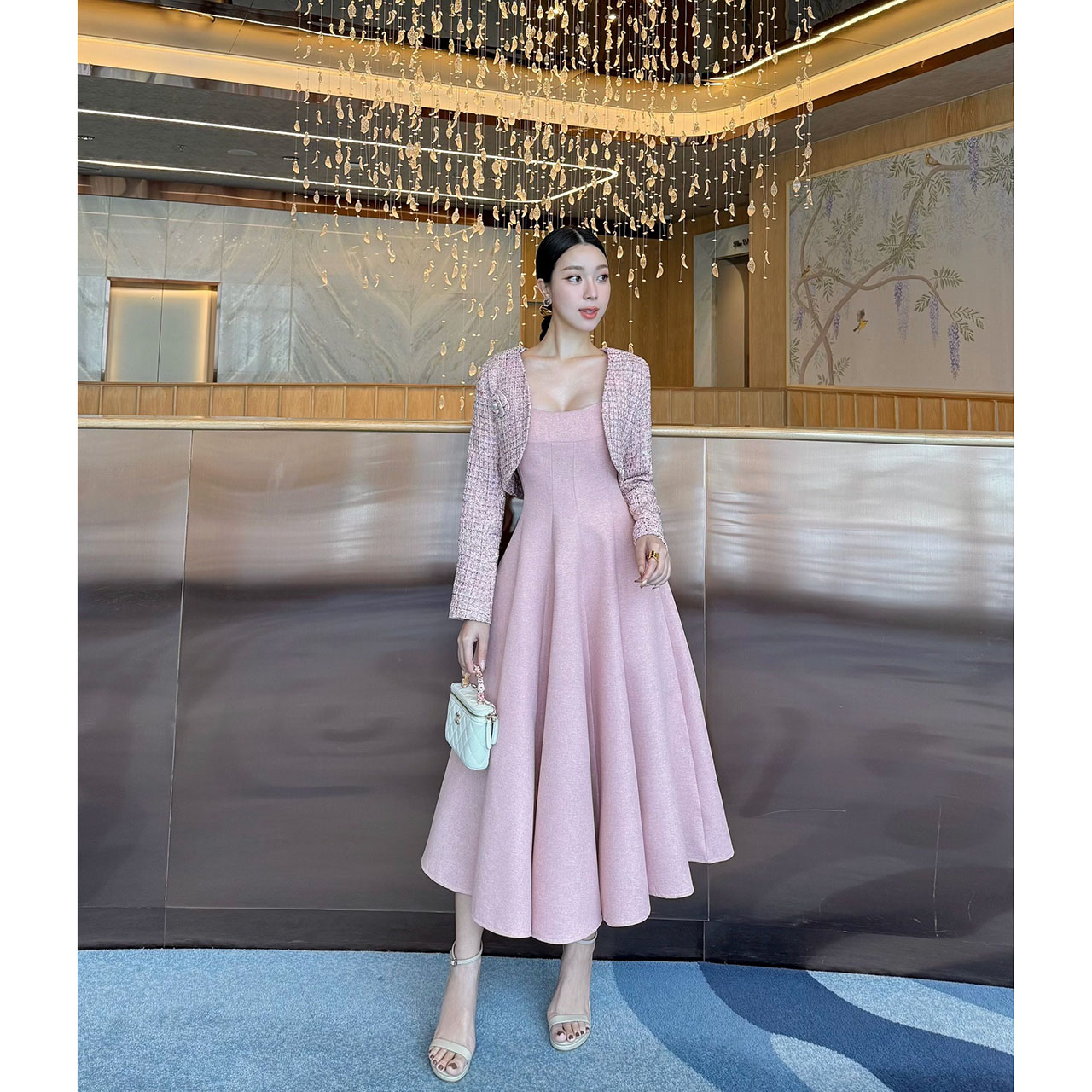 kudapy เดรส+เสื้อครอป+เข็มกลัดดอกไม้ ผ้าพรีเมี่ยมทวิตที่ เดรสเป็นทรงเข้ารูปช่วงเอว มีความพองช่วงล่างน่ารักมาก ซิปซ่อนด้านหลัง มีซับใน