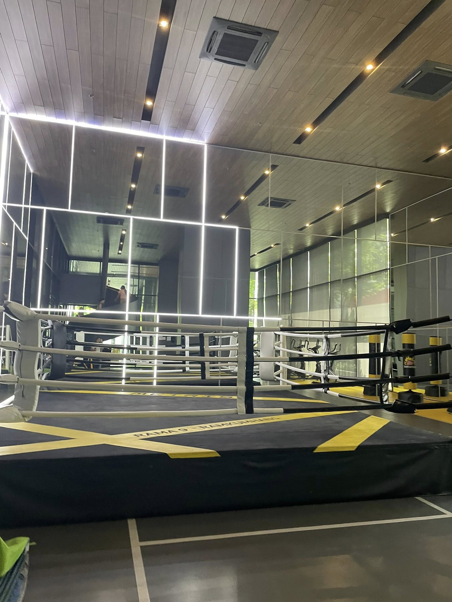 ขายคอนโด Metris Rama 9 - Ramkhamhaeng (เมทริส พระราม 9 - รามคำแหง) โซน รถไฟฟ้า ARL รามคำแหง 1ห้องนอน / 1ห้องน้ำ / เลี้ยงสัตว์ได้ ขนาดห้อง 30.65 ตรม. ชั้น 8