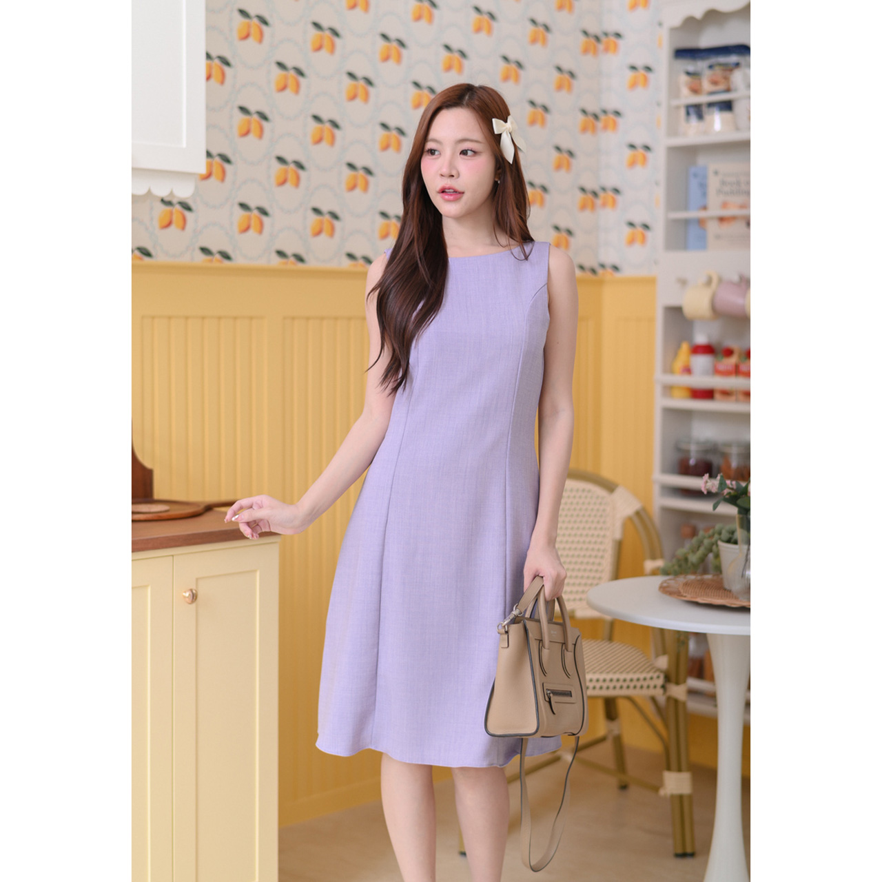 kudapy เดรสแขนกุดความยาวพิเศษ คอกลมปาดเล็กน้อย ตัดต่อหน้าจับเกล็ดเข้าเอว ดีไซน์กระโปรงพลิ้วเบา