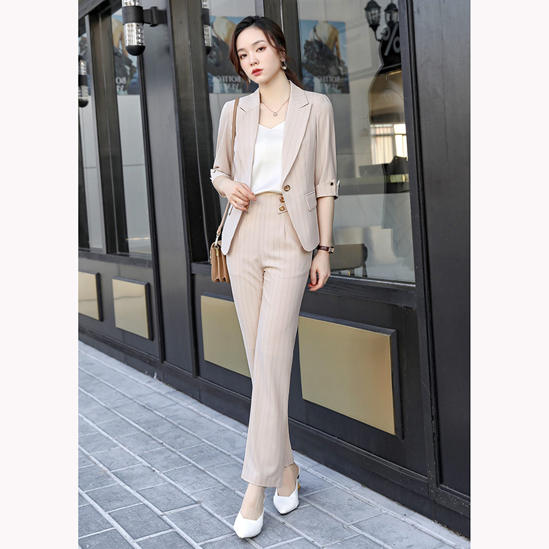 kudapy ชุดสูททำงานผู้หญิงสีดำ/สีขาว/สีเบจ แขนสามส่วนลายทางพร้อมกางเกง จุดเด่นของชุดนี้คือการออกแบบให้เป็นลายทางเพื่อเพิ่มสไตล์