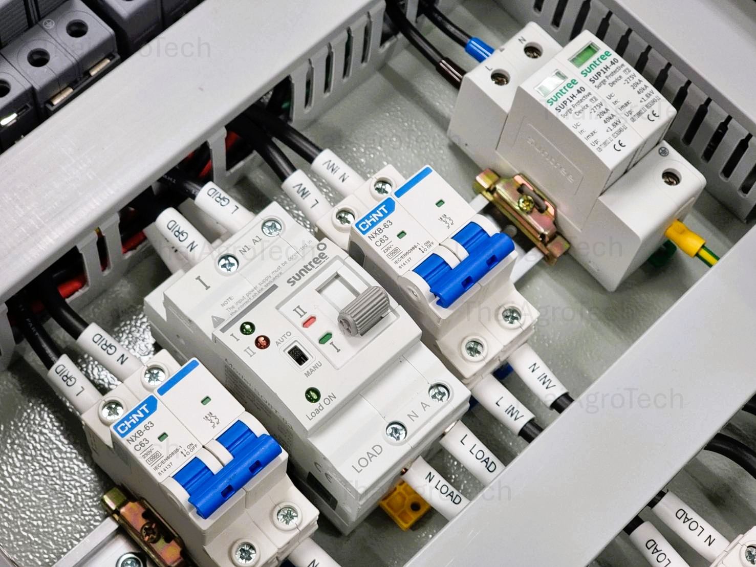 ตู้คอมบายเนอร์แบบไฮบริดออนออฟกริด 2 สตริง Hybrid On/Off-grid AC Combiner Box 2 string พร้อม สวิตซ์สลับแหล่งจ่ายไฟ อัตโนมัติ(สลับเร็ว) ระบบไฟฟ้าสำรอง SQ8T-63/2P ATS 2P 63A DIN Dual Power Conversion Switch Suntree