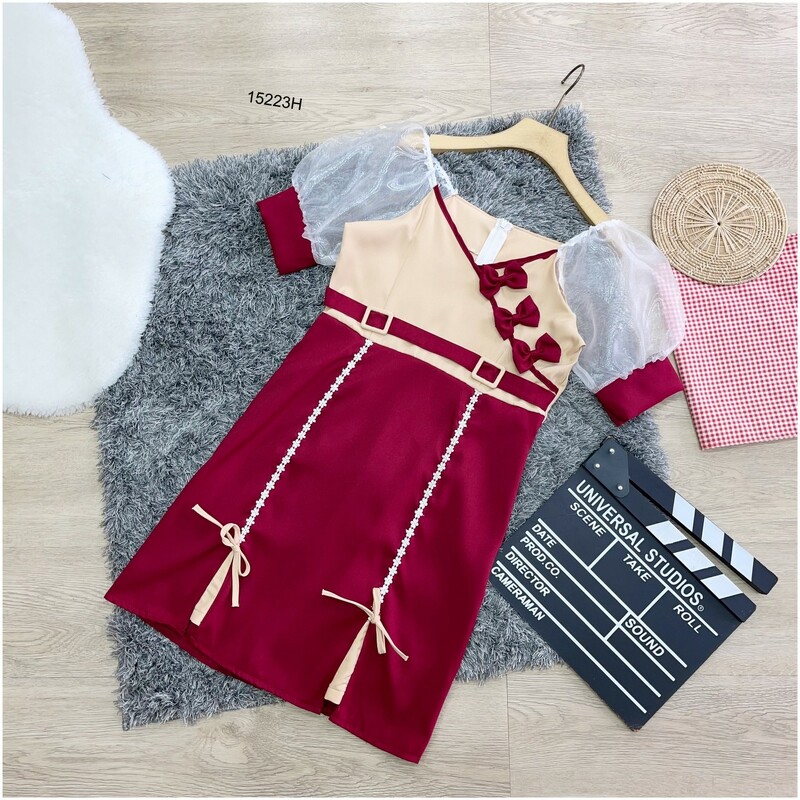 kudapy เดรสสั้น แขนพอง ผ้าแก้วซีทรู ทรงอกป้ายแต่งโบว์ เอวแต่งเข็มขัด กระโปรงแต่งลูกไม้ขาวยาว งานผ้าซาร่า มีซิปหลัง