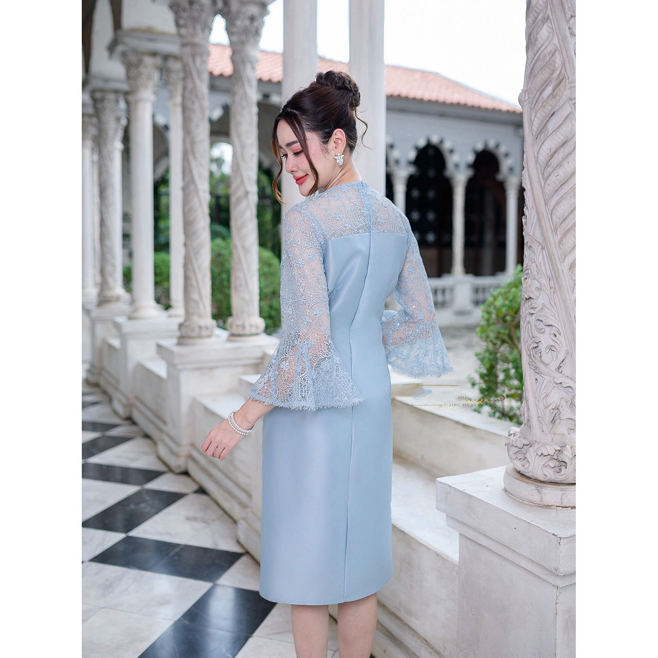 kudapy เดรสสั้นสีเหลืองทอง/สีฟ้า/สีชมพู ผ้าไหมญี่ปุ่น คอวีแต่งเคิพเป็นเชิงผ้าตกแต่งรอบคอ และช่วงอก