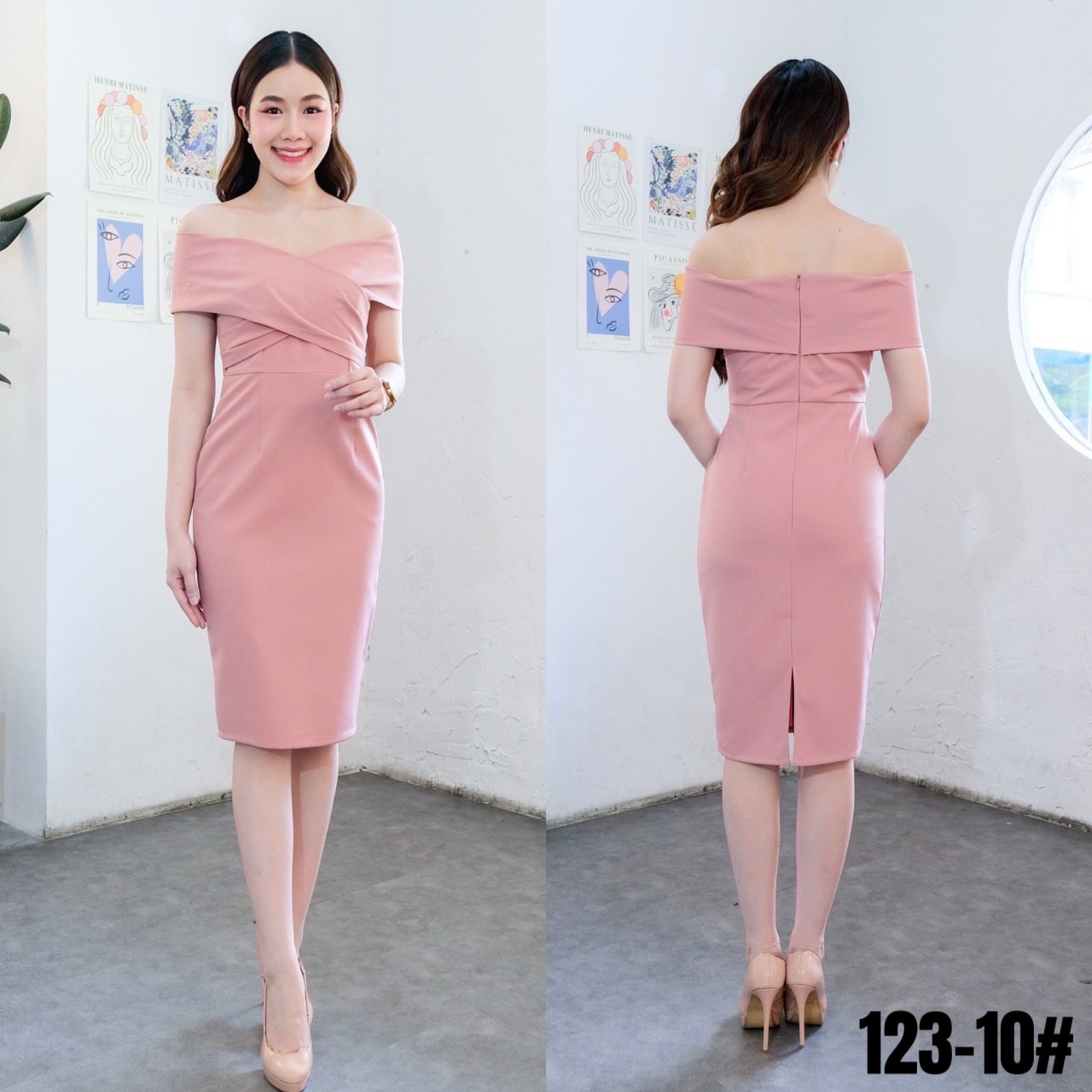 kudapy เดรสสั้นสีครีมเบจ/สีส้มอิฐ/สีชมพูเข้ม/สีเขียวมิ้นท์ เปิดบ่าแถบใหญ่ จับจีบข้างอก กระโปรงสอบ ผ่าหลัง