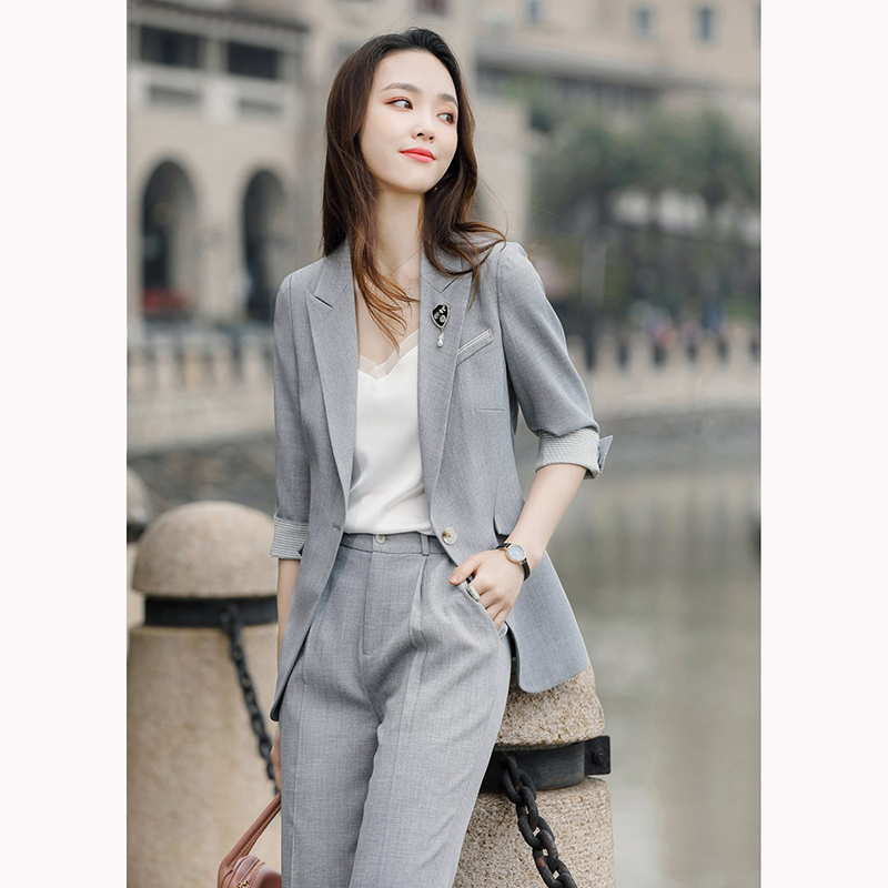 kudapy ชุดสูททำงานผู้หญิงสีเบจครีม/สีเทา แขนห้าส่วนพร้อมกางเกงแปดส่วน จุดเด่นของชุดนี้คือสีชุดเน้นความสุภาพเรียบง่าย