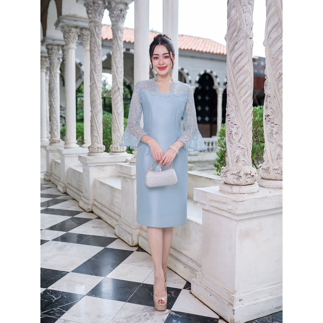 kudapy เดรสสั้นสีเหลืองทอง/สีฟ้า/สีชมพู ผ้าไหมญี่ปุ่น คอวีแต่งเคิพเป็นเชิงผ้าตกแต่งรอบคอ และช่วงอก