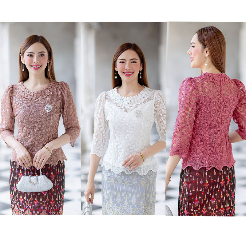 kudapy (เฉพาะเสื้อ) เสื้อลูกไม้สีน้ำตาล/สีขาว/สีชมพู ตัวเสื้อใช้ผ้าลูกไม้ใยบวบเนื้อดีลายลูกไม้แน่นทั้งตัว คอกลมสูง ตัวเสื้อมาพร้อมซับในเนื้อดีในตัว มีซิปหลังสวมใส่ง่าย